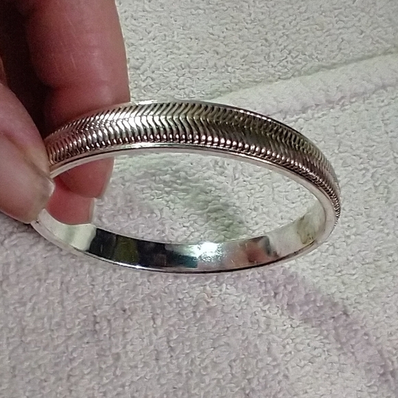 Silvertone textured bangle bracelet - Picture 1 of 4